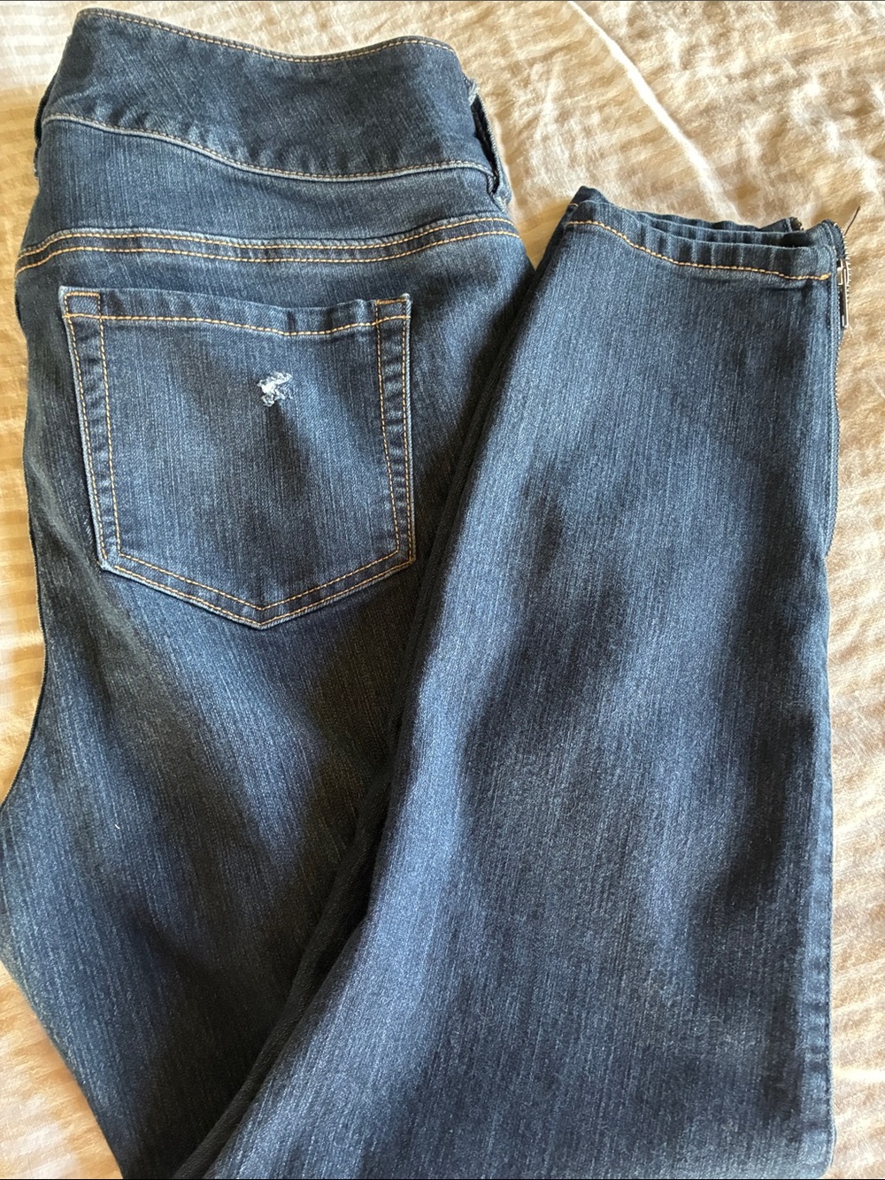 Torid Skinny Jeans in Dark Blue Denim. Tapered zippered ankle jeans 24 inch